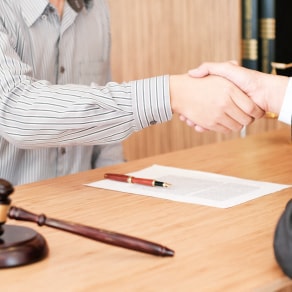 我脛骨平臺(tái)骨折一個(gè)月就走了，我脛骨平臺(tái)骨折一個(gè)月就走了但是腿伸直后突然彎曲？