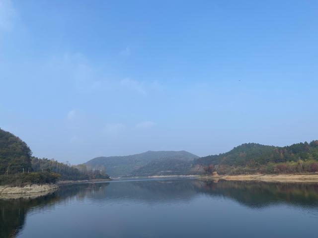 一家四口旅游發(fā)朋友圈，夫妻故地重游發(fā)朋友圈美句？